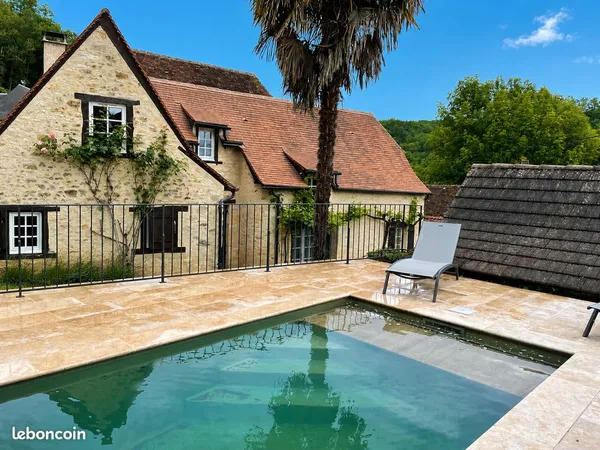 Maison ancienne rénovée avec piscine et dépendances proche Montignac