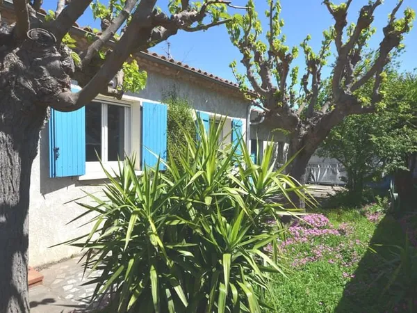 VILLA T4, bureau, combles, 2 Garages et jardin
