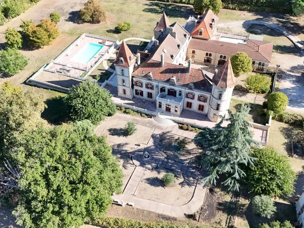 Château de caractère, 30 chambres, 21 pièces d'eau, piscine et près de 2,45 hectares