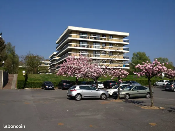 Dernière chambre en coloc avec 3 étudiantes EDHEC, emplacement n°1 : juste en face de l'EDHEC