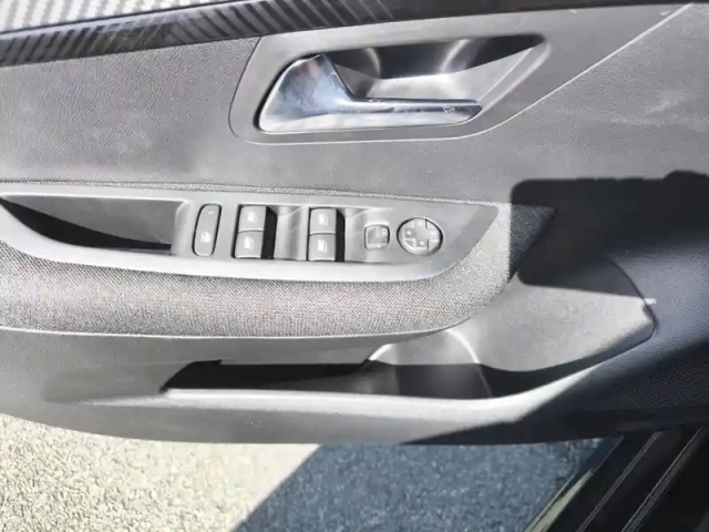 Peugeot 208 turbo 100 ch bvm6 — photo 19