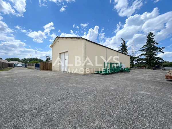 Entrepôt 215m2 - 1600m2 de terrain - MONTAGNE