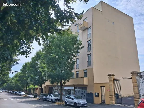 CHARLEVILLE; Appartement avec balcon+ box
