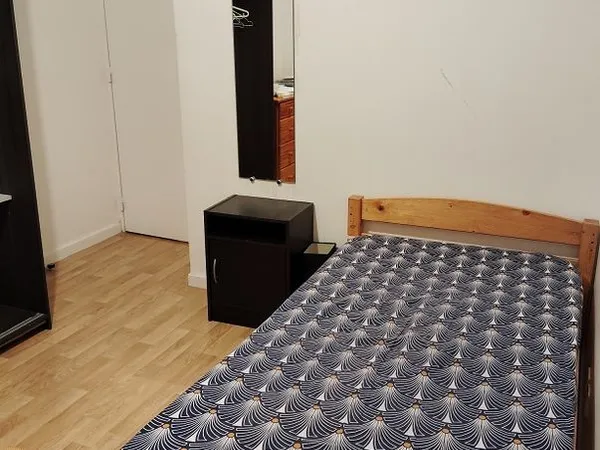 Enseignant africain propose une colocation à Saint-Ouen sur Seine : 350