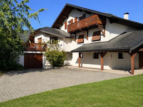 Propriété familiale à St-Sulpice - 540 m² utiles