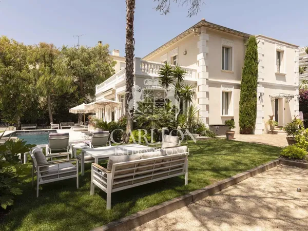 Villa 9 pièces 280 m²