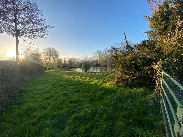 À vendre : Terrain idéalement situé au sud de Lamballe avec un étang , d'environ 10000 m² / terrain 