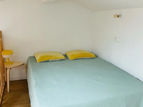 1. Studio meublé mezzanine - chauffage et électricité inclus