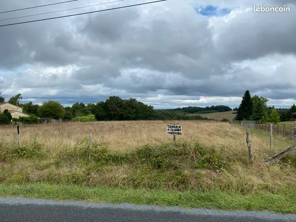 Terrain constructible 2700 m2 Limeyrat 24210