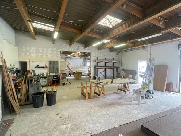 Place au sein d'atelier artisanal
