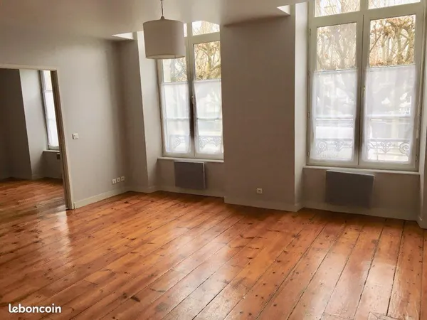 Grand T3 lumineux coeur de ville dans immeuble de standing avec stationnement