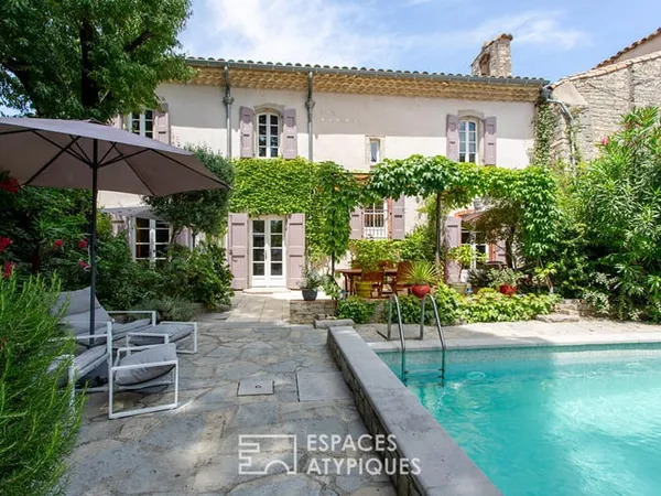 Ancien presbytère rénové et son jardin secret avec piscine