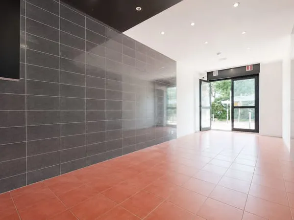 MURS A VENDRE - Local de 21 m2 en pied d'immeuble