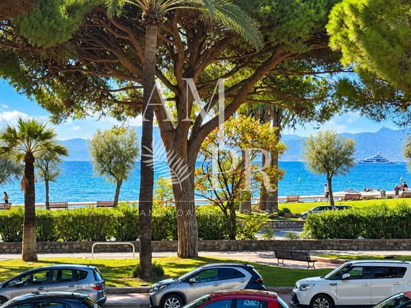 Exclusivité  – Cannes Croisette – Appartement 3 pièces de 80 m² – Vue  Mer
