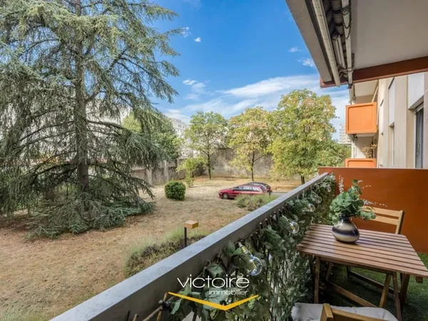 VILLEURBANNE / LIMITE MONTCHAT - Place Ronde - Spacieux T3 de 85 m2 traversant avec balcon