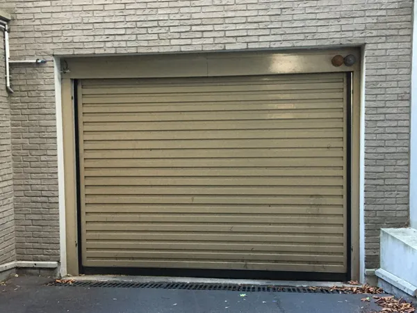 Loue grande place de parking adaptée au SUV - 14m²