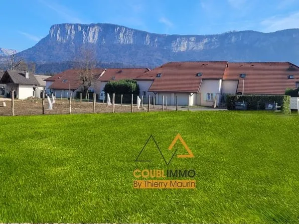 Terrain constructible plat et au calme