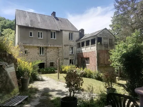 Maison atypique 130 m² - Terrain avec rivière - Mortain (50)