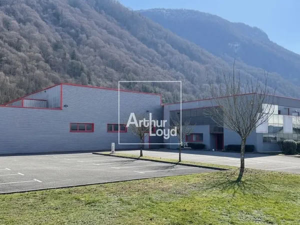 Local industriel 1555 m²