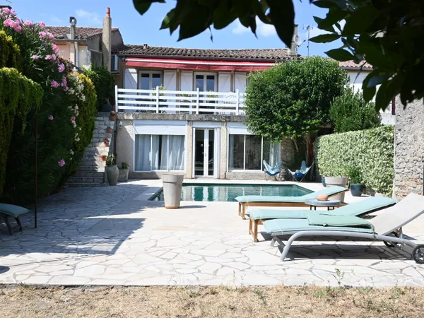 Maison de caractère avec piscine et doubles garages quartier Pasteur