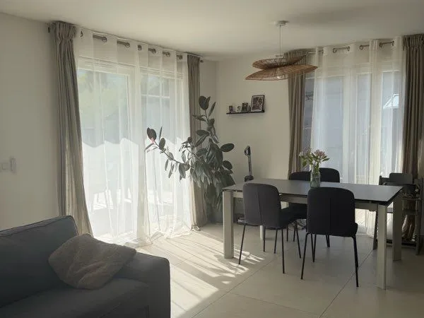 Maison mitoyenne 85 m² - 3 chambres - DPE A - Garage - Jardin - Vue montagnes