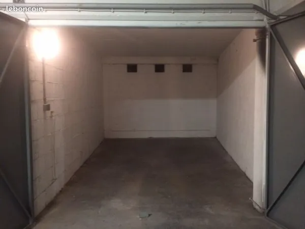 Box fermé sécurisé à louer - 13m² parking/stockage - Paris 18e, proche périphérique & Adidas Arena