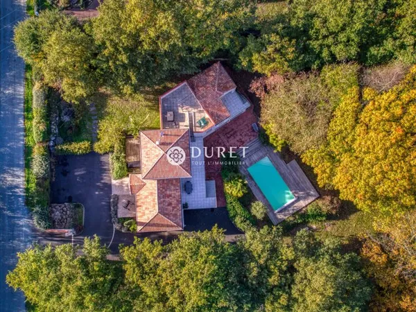 Maison 8 pièces 345 m²