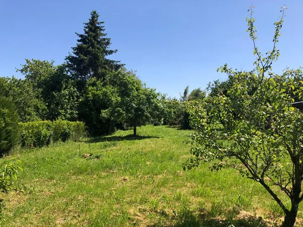 Terrain constructible de 1 220 m²; Environnement calme et cadre de vie privilégié