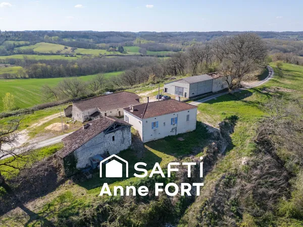 Ferme en pierre à rénover d'environ 132 m2 avec trois dépendances et terrain de 2500 m2