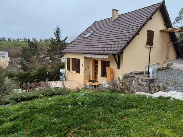 Maison 4 pièces - lumineuse avec terrasse - calme - proche des commodités