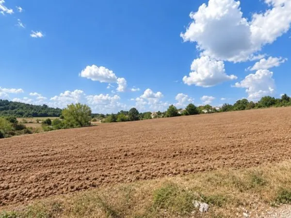Terrain 1079 m²