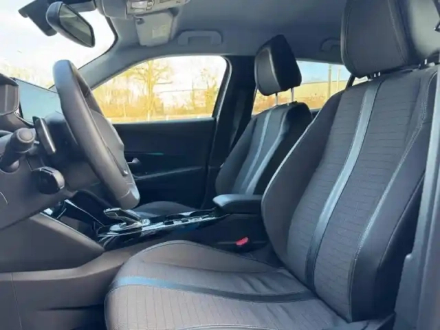 Peugeot 2008 1.2 puretech 130ch allure pack eat8 + sièges chauffants — photo 4