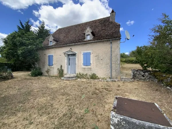 A vendre secteur Livernon maison en pierre rénovée, 2 chambres, bureau. Jardin clos et arboré .