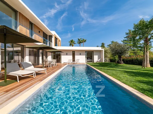 MAISON D'ARCHITECTE AVEC PISCINE ET VUE DÉGAGÉE