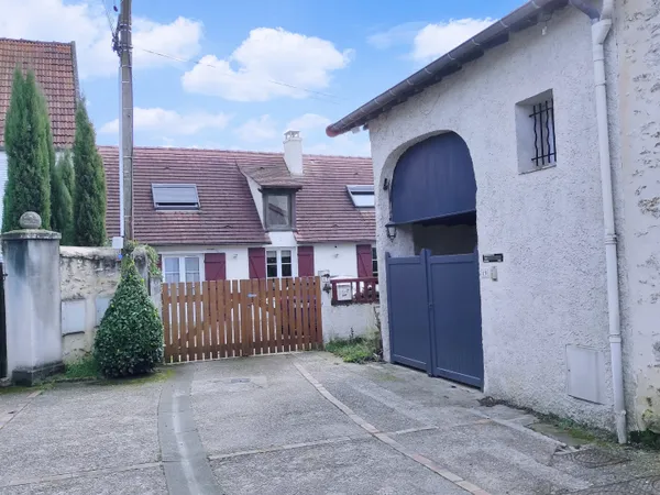LIMOURS : Dans hameau,
