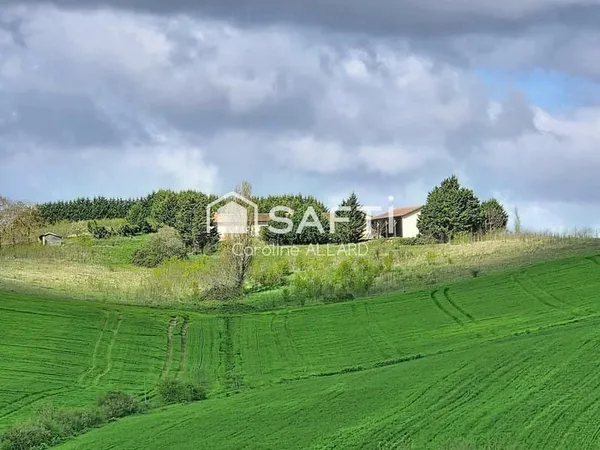 Corps de ferme avec dépendances sur une parcelle de 2.5 Hectares clôturée