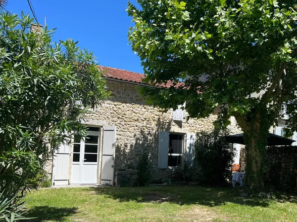 Maison ancienne 2 chs plus studio terrain de 1748m²