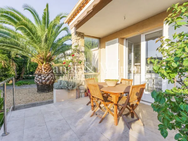 EXCLUSIVITE ! HYERES - MAISON DE VILLE T5 AVEC GARAGE DANS QUART