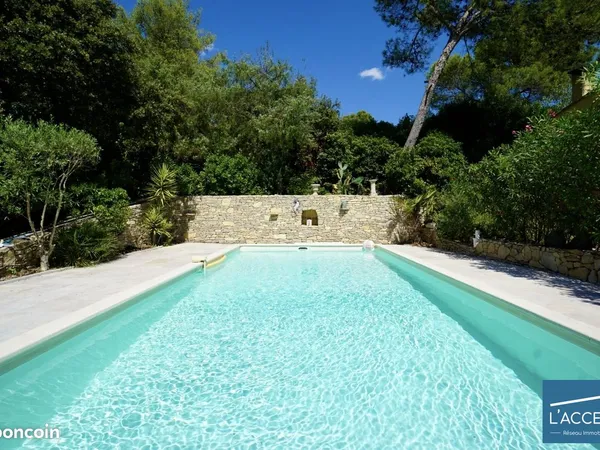 Villa 9 pièces 215 m²