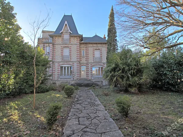 AGEN - immeuble de caractère avec dépendance jardin et garages sur un terrain de 2600 m² environ..