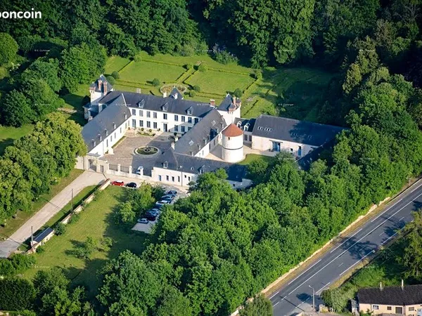 Maison dans dépendance de château