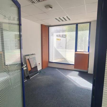 Local commercial 100m2 anciennement agence bancaire Deville les Rouen