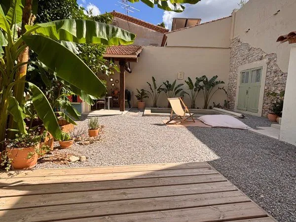 Maison de ville avec jardin et piscine