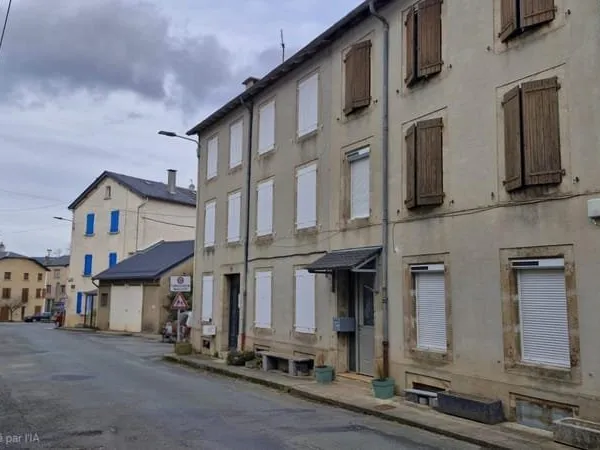 Maison de village avec garage sur terrain à 150m