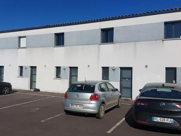 Niort. T3 avec cour et parking