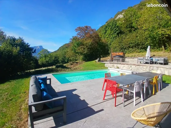 Maison avec piscine chauffée, vue exceptionnelle sur le Granier et studio indépendant