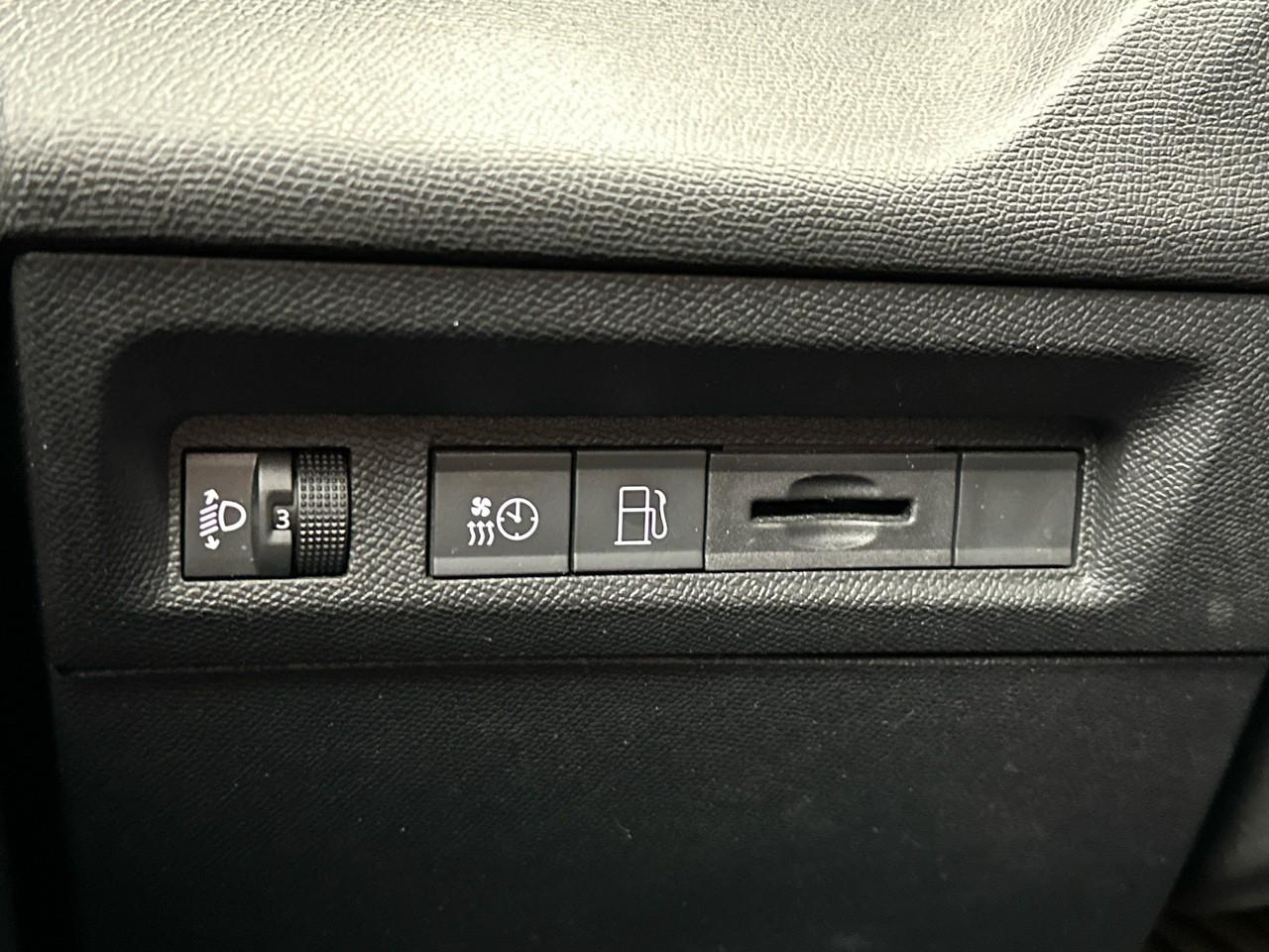 Peugeot 308 phev 180 e-eat8 allure pack — photo 17