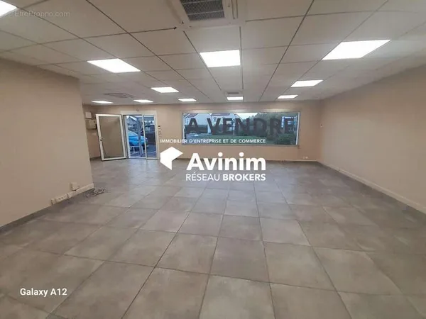Commerce 3 pièces 300 m²