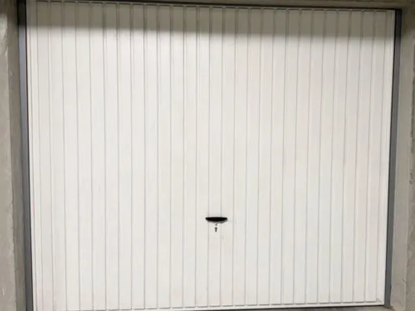 , garage fermé situé dans une résidence sécurisée
