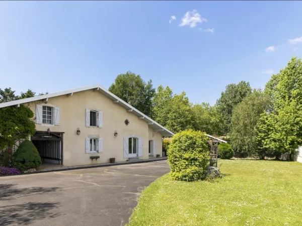 Vends maison 301m² Saubrigues, 8 pièces au Bourg